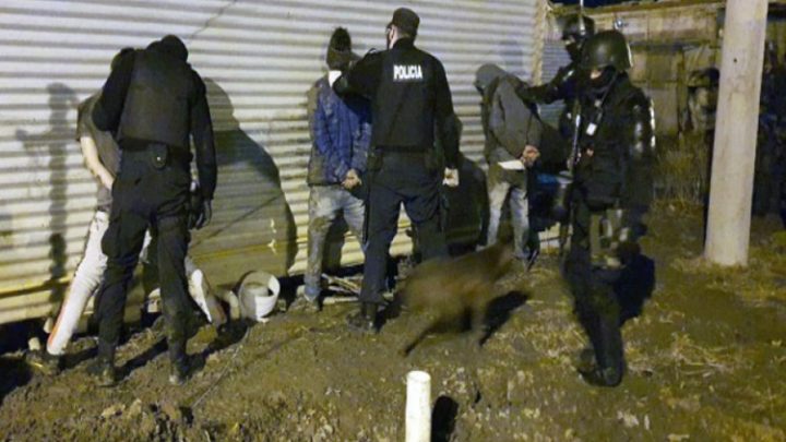 Cuatro detenidos violando el aislamiento