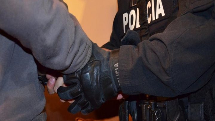 Sujeto detenido luego de golpear a una camioneta que iba a estacionar