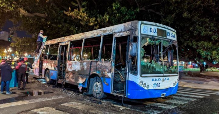 Viajaba con una garrafa, la hizo explotar y prendió fuego el colectivo