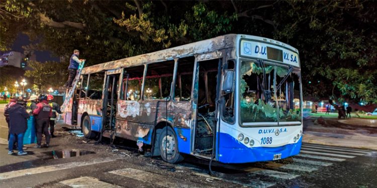 Viajaba con una garrafa, la hizo explotar y prendió fuego el colectivo