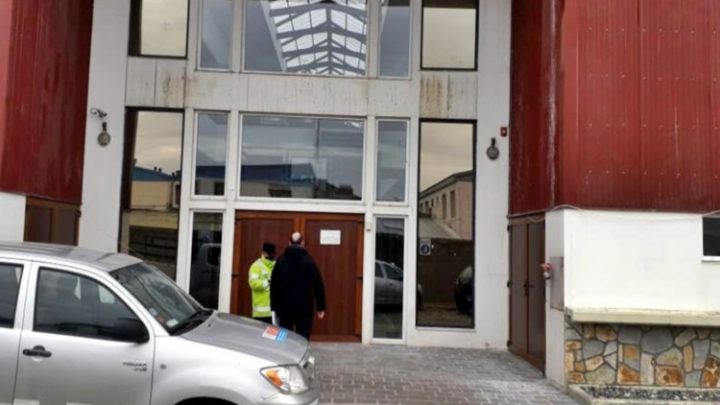 Mujer se enojo y rompio a piedrazos vidrios del IPV