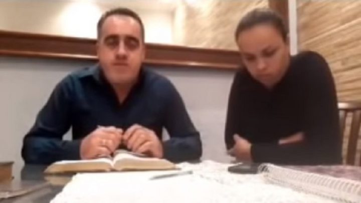 Un pastor evangélico agredió a su esposa sin saber que estaba en vivo y continuó como si nada: “Acepten la paz del Señor”