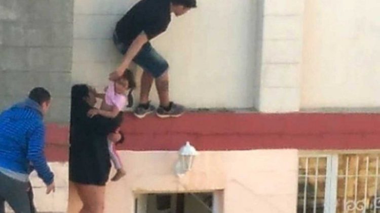 Una pareja salvó a una nena de 7 años de caerse de un primer piso