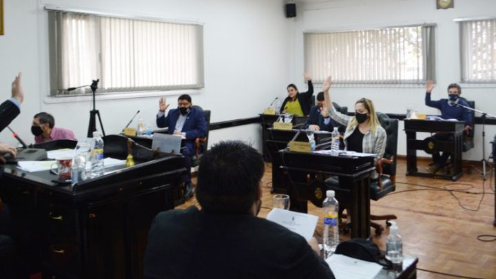 Concejales: Aprobaron la obligatoriedad del uso de barbijo para la circulación en la vía pública.