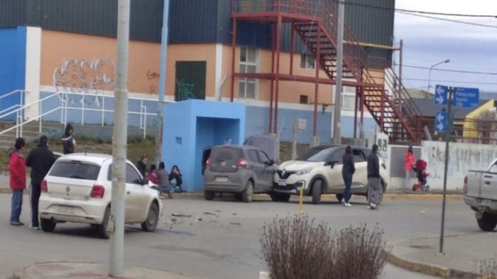 Triple choque con 2 menores lesionados