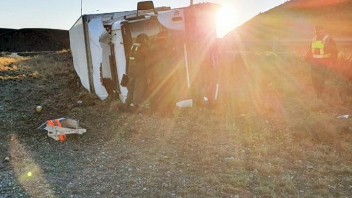 Vuelco en la Ruta 3 de un camion con destino a TDF