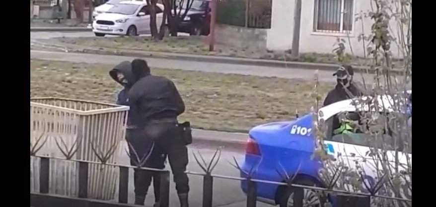 Captan a policía de Río Gallegos dando brutal cabezazo a un joven