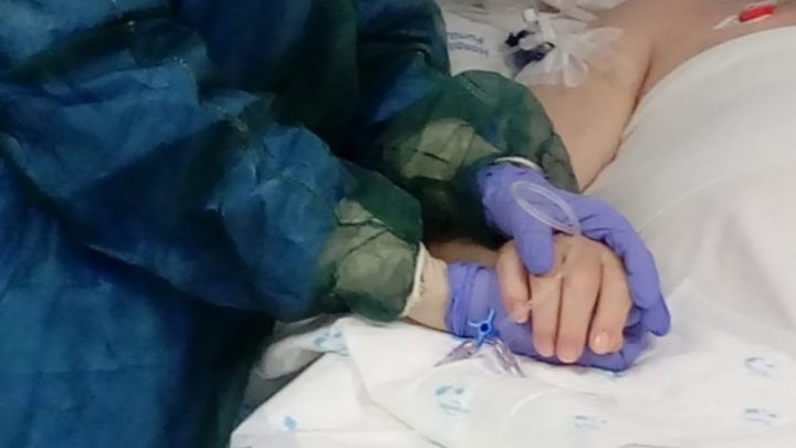 Pacientes críticos de COVID  podrán tener compañía de familiares o amigos