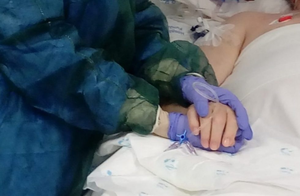Pacientes críticos de COVID  podrán tener compañía de familiares o amigos