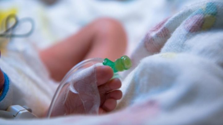 Murió una bebé con coronavirus y su familia rompió el ataúd para identificarla