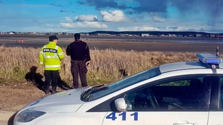 Rescatan a una mujer que se interno desnuda en el mar