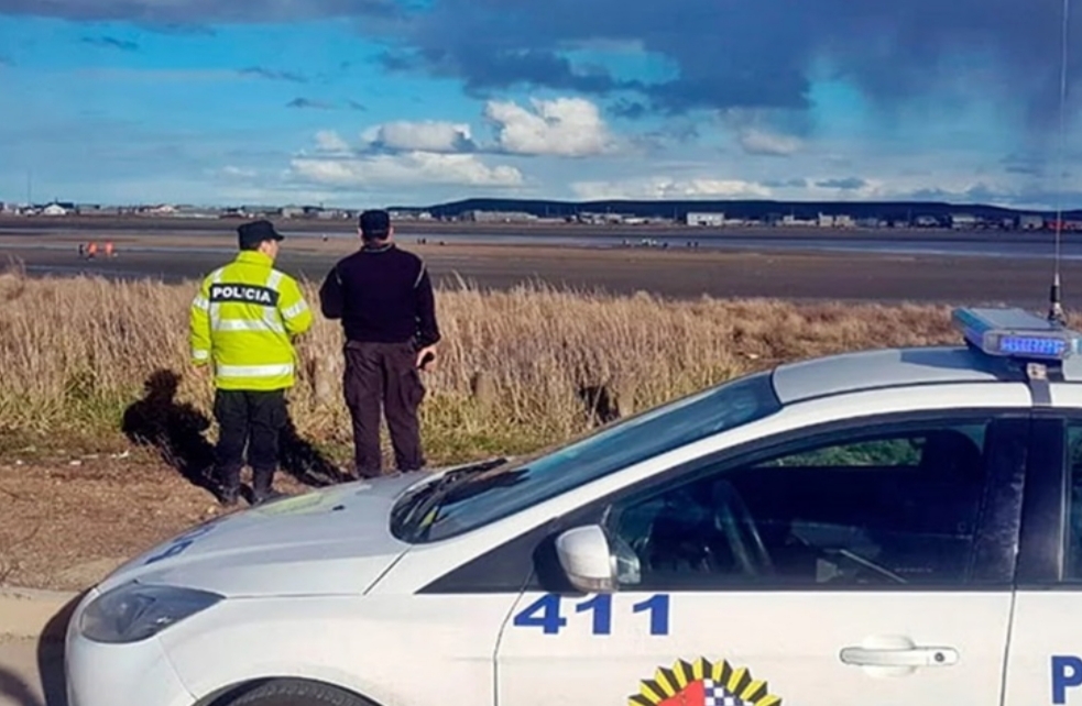 Rescatan a una mujer que se interno desnuda en el mar Rescatan a una mujer que se interno desnuda en el mar