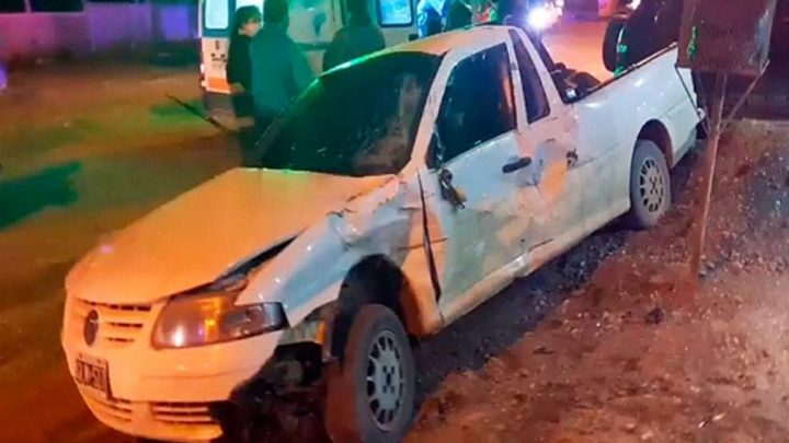 Conductor borracho choco contra vehiculo estacionado