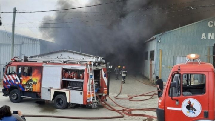Importante incendio en el parque industrial por quema de basura en una vivienda