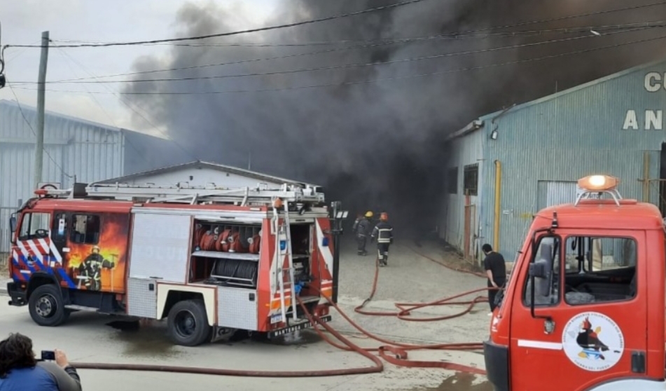 Importante incendio en el parque industrial por quema de basura en una vivienda