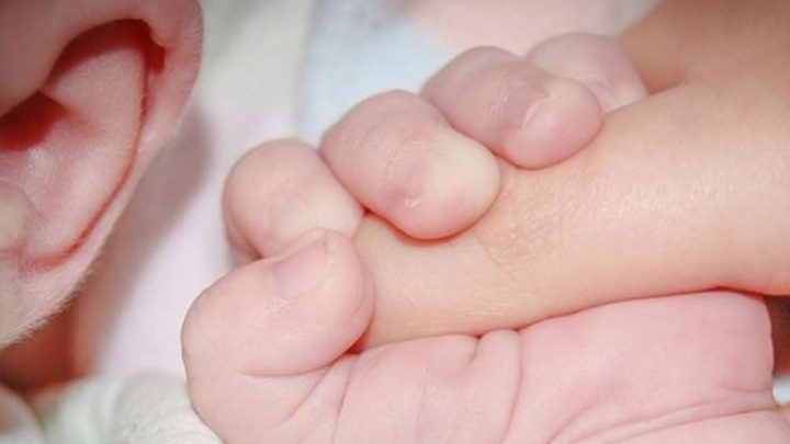 Un abuelo abandonó a su nieto en una caja de pizza: “No tengo para mantenerlo”