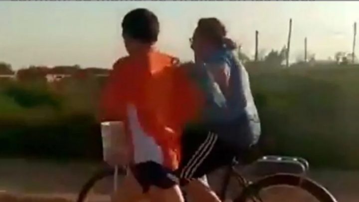 Amor de madre: arriba de su bicicleta ayuda a su hijo no vidente a entrenar