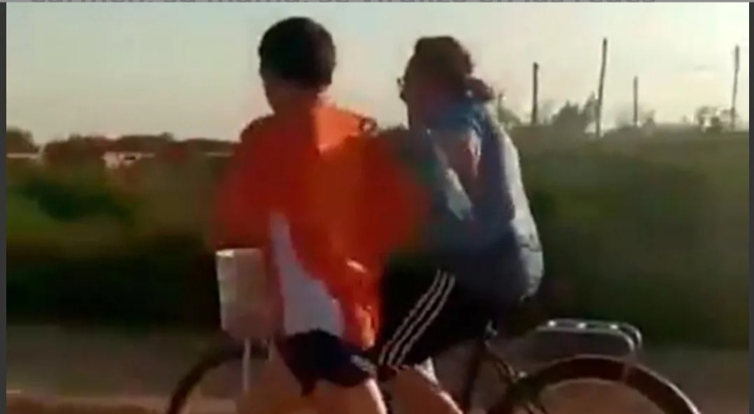Amor de madre: arriba de su bicicleta ayuda a su hijo no vidente a entrenar Amor de madre: arriba de su bicicleta ayuda a su hijo no vidente a entrenar