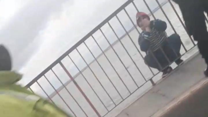 Rescataron a un joven que intentaba arrojarse del Puente Mosconi