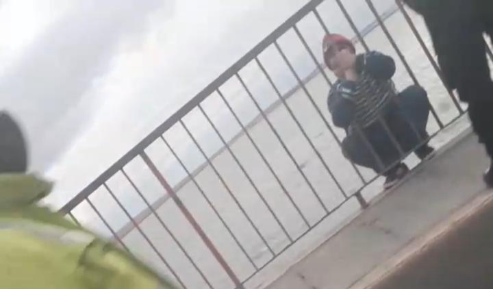 Rescataron a un joven que intentaba arrojarse del Puente Mosconi