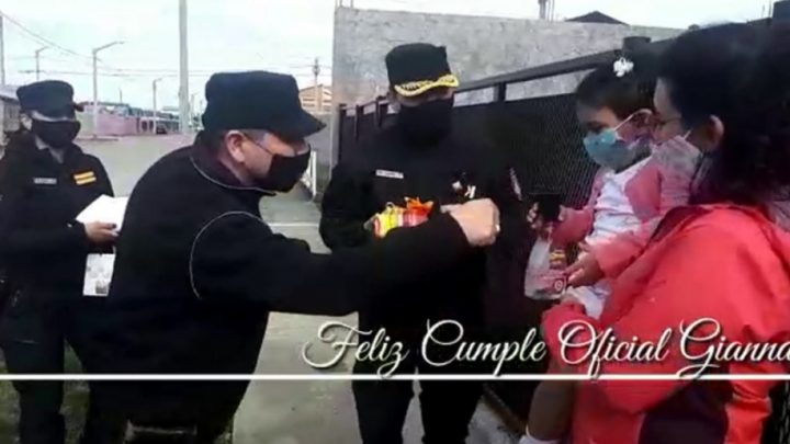 Policías de la Comisaría Quinta sorprendieron a una nena en su cumpleaños, la nombraron “Oficial Gianna”