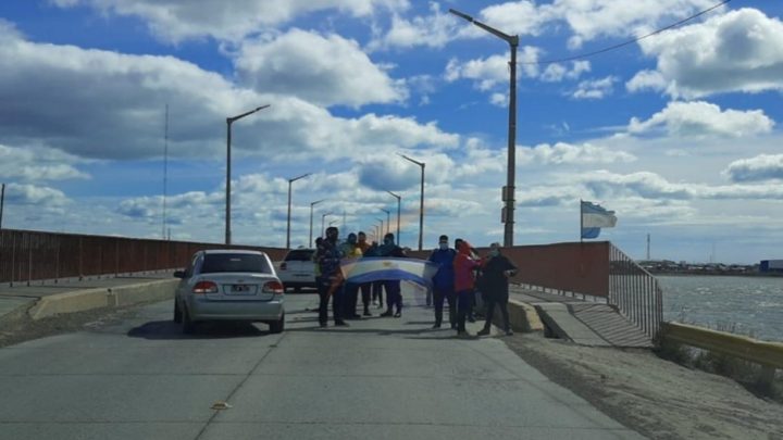 Vecinos de la margen sur cortaron el puente para pedir más bonos de gas