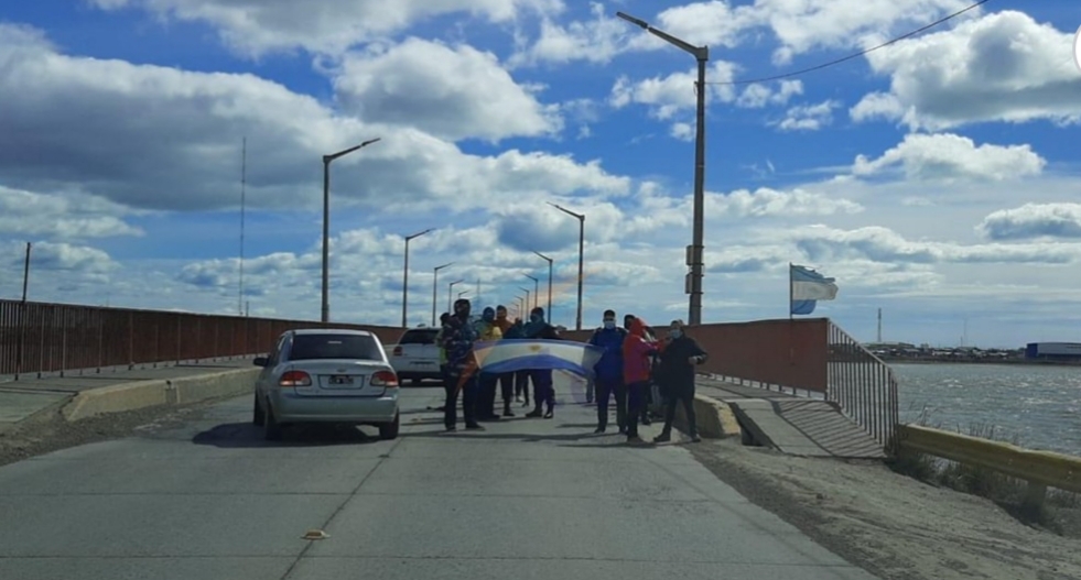 Vecinos de la margen sur cortaron el puente para pedir más bonos de gas