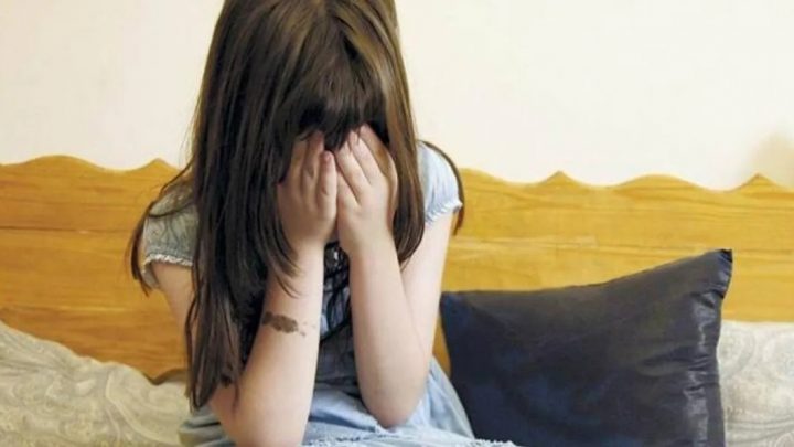 Depravado fue detenido por darle un beso forzado en la boca a la hija de un amigo