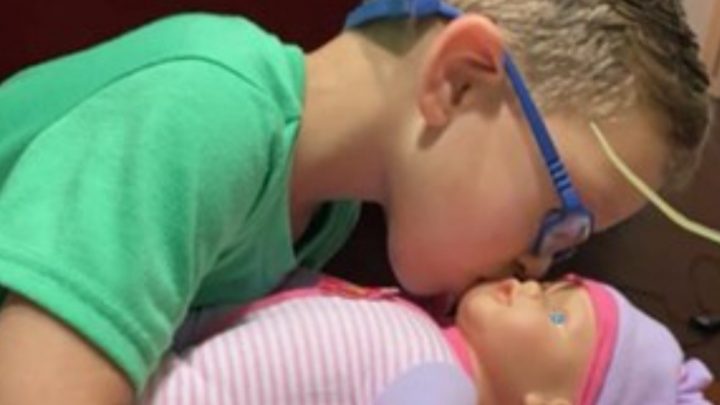 Un nene pidió de regalo una muñeca porque quiere ser «el mejor padre del mundo»