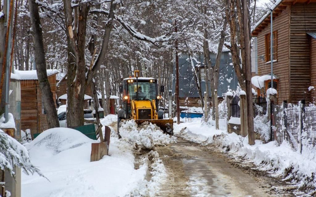 INTENSO OPERATIVO DE LIMPIEZA DE CALLES POR LAS FUERTES NEVADAS EN USHUAIA INTENSO OPERATIVO DE LIMPIEZA DE CALLES POR LAS FUERTES NEVADAS EN USHUAIA