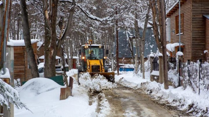 INTENSO OPERATIVO DE LIMPIEZA DE CALLES POR LAS FUERTES NEVADAS EN USHUAIA