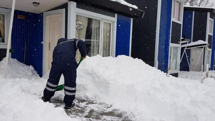 LA MUNICIPALIDAD DE USHUAIA TRABAJA EN CONJUNTO CON PAMI PARA LA LIMPIEZA Y DESPEJE DE NIEVE EN LAS VEREDAS DE ADULTOS MAYORES