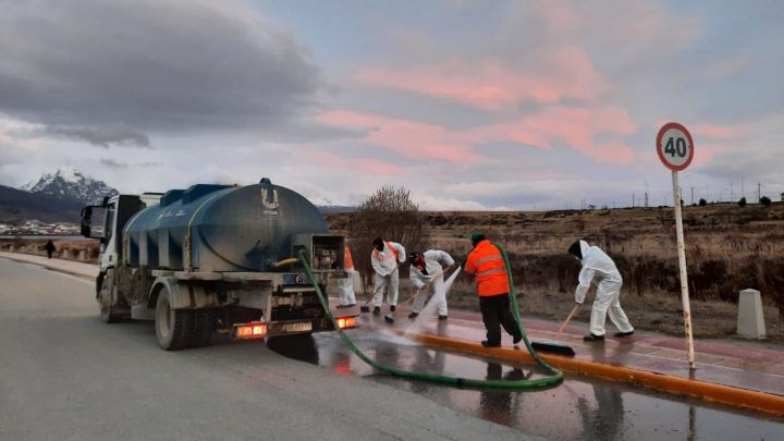 LA MUNICIPALIDAD DE USHUAIA COMENZÓ CON LA JORNADA DE LIMPIEZA DE CALLES Y CORDONES EN LA CIUDAD