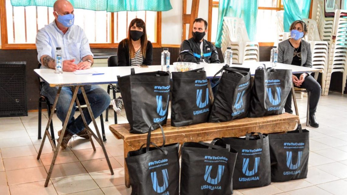 EL MUNICIPIO DE USHUAIA CONTINÚA REALIZANDO CHARLAS INFORMATIVAS SOBRE COVID-19 CON COMERCIANTES EL MUNICIPIO DE USHUAIA CONTINÚA REALIZANDO CHARLAS INFORMATIVAS SOBRE COVID-19 CON COMERCIANTES