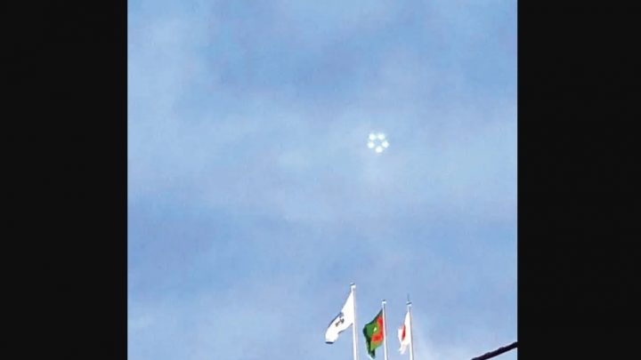 Captan el momento en que un grupo de ovnis “se posó” sobre un estadio de béisbol