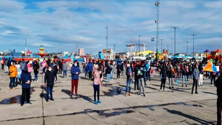 Pastor evangélico junto a unas 500 personas, reclamo por la apertura de templos