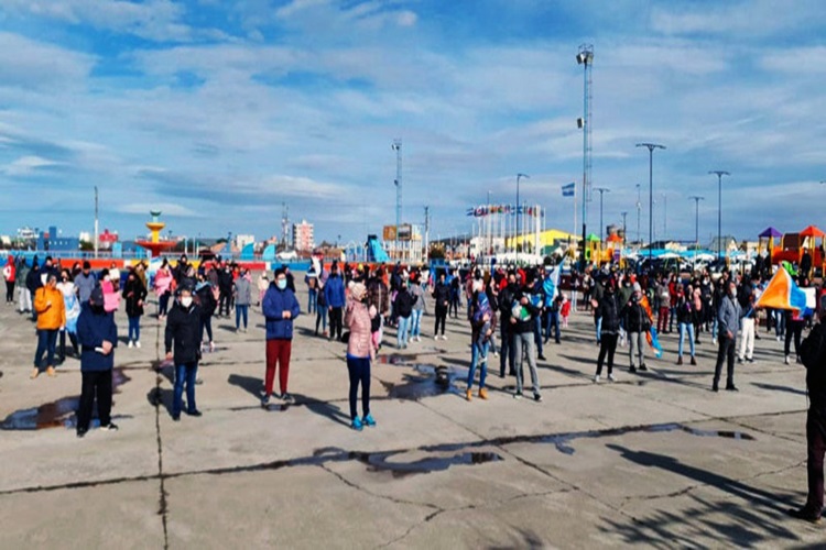 Pastor evangélico junto a unas 500 personas, reclamo por la apertura de templos