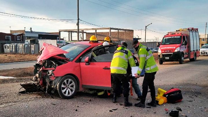 Choque entre un camion de residuos y un automovil
