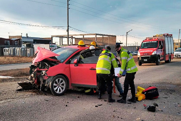 Choque entre un camion de residuos y un automovil