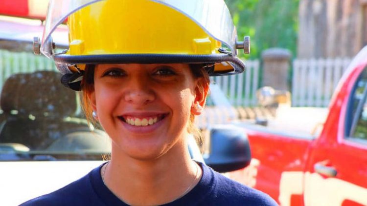 Es bombera y rindió un examen universitario en plena lucha contra los incendios