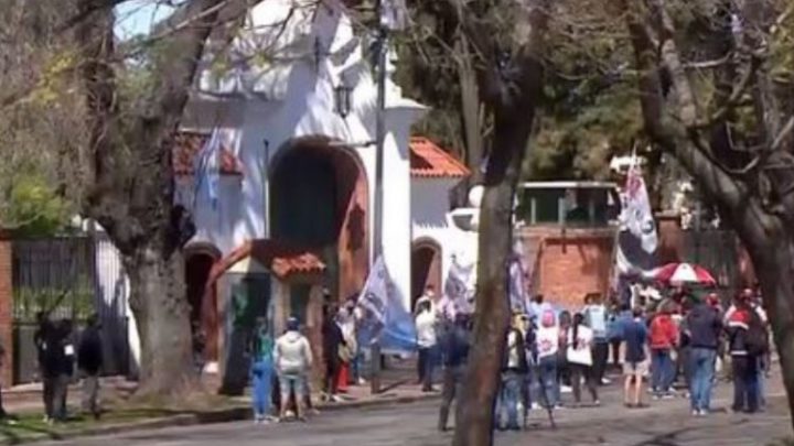 Militantes peronistas coparon la Quinta de Olivos antes del banderazo contra el Gobierno