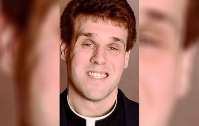 Escándalo: un cura se grabó en un trío sexual en el altar de la iglesia