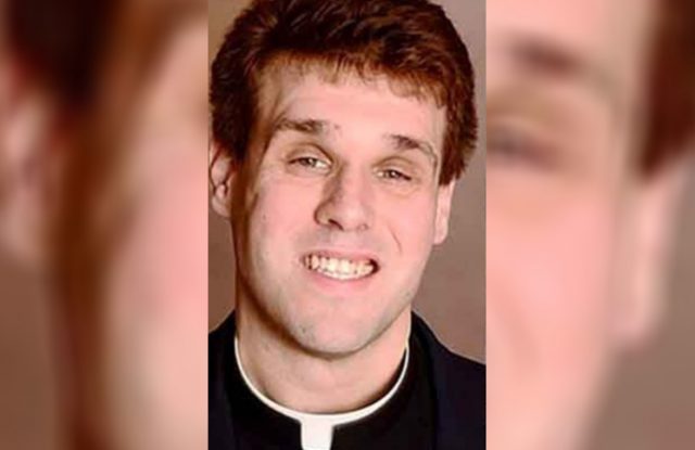 Escándalo: un cura se grabó en un trío sexual en el altar de la iglesia Escándalo: un cura se grabó en un trío sexual en el altar de la iglesia