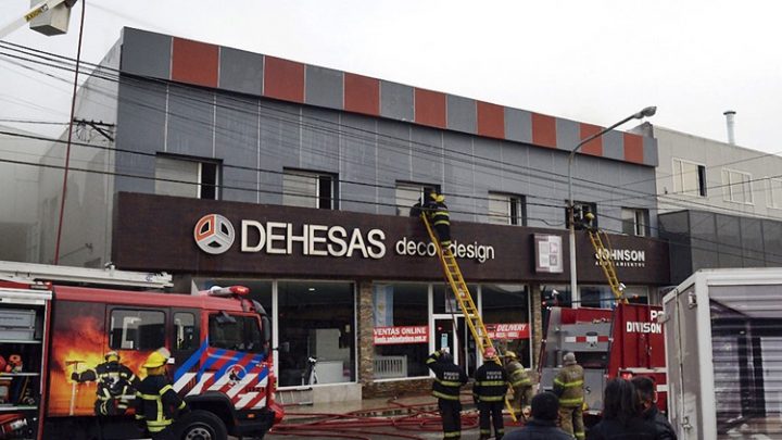 Incendio afecto a un local, el deposito y varios departamentos
