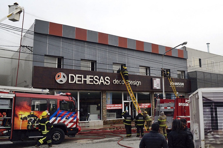 Incendio afecto a un local, el deposito y varios departamentos
