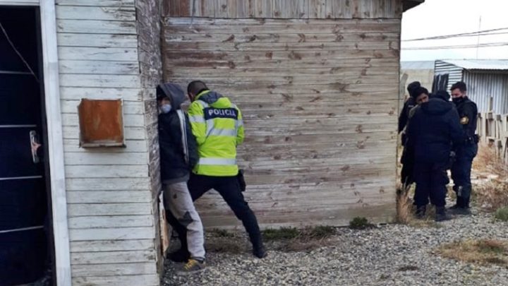 Tres detenidos por usurpar una vivienda y agredir a la policia