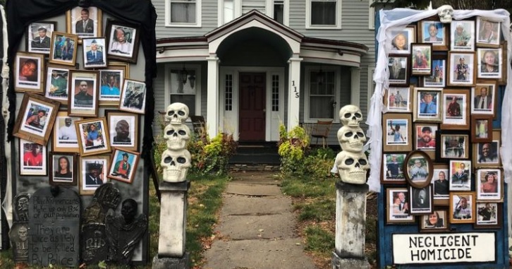 Decoró su casa para Halloween con los hechos más terroríficos de 2020 (le sobraron miles)