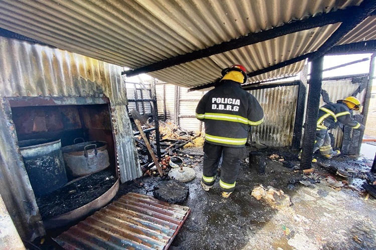 Principio de incendio en un deposito Principio de incendio en un deposito