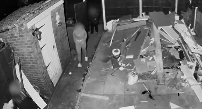 Se encontró con tres ladronas en su casa y en vez de llamar a la policía las sorprendió con un regalo