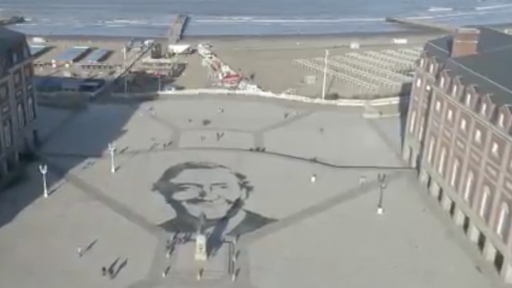 Pintaron la imagen de Néstor Kirchner en la Rambla de Mar del Plata
